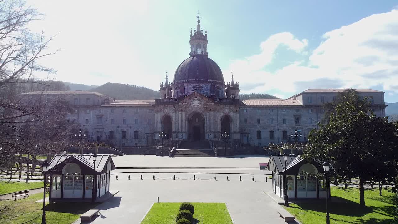 바스크 지방 에 있는 아즈페이티아 마을 에 있는 산 이그나시오 데 로올라 성소 의 공중 드론 사진