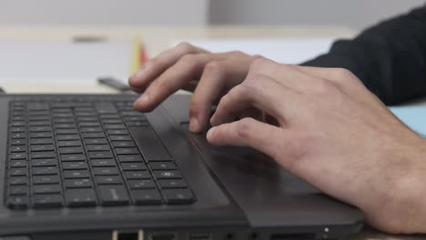 usando el primer plano de la computadora