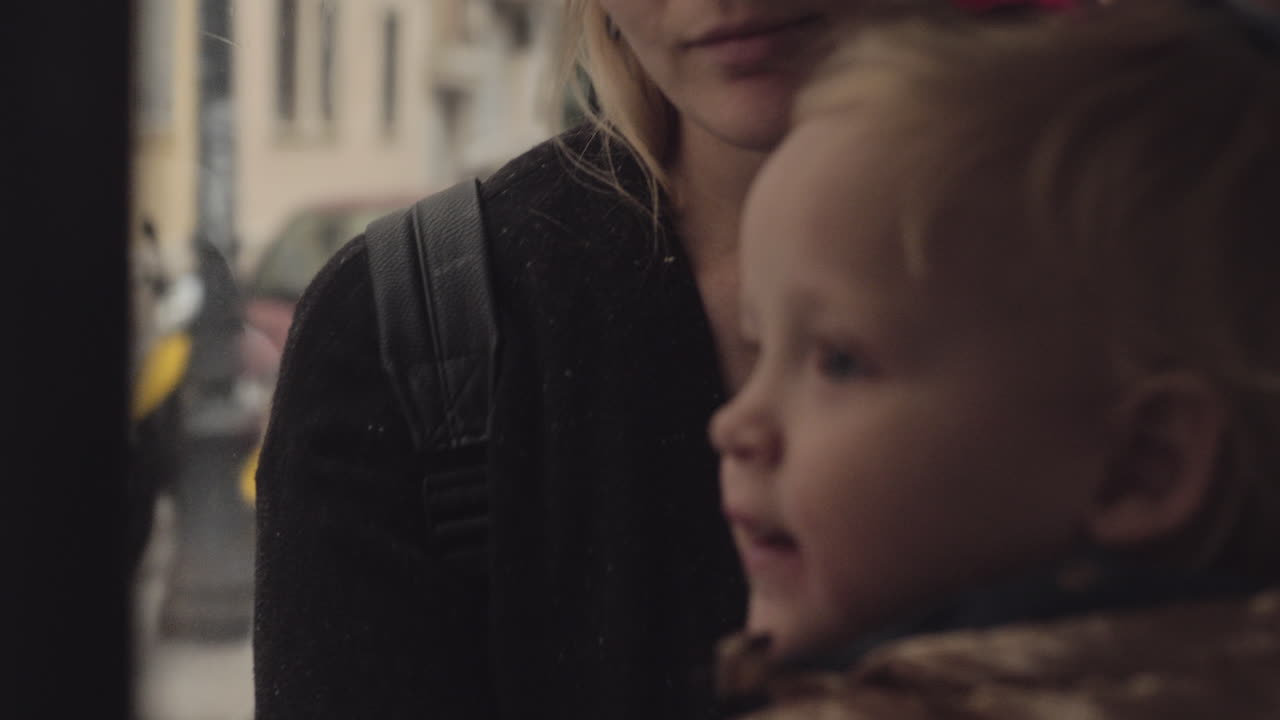 Madre con la figlia piccola sull'autobus