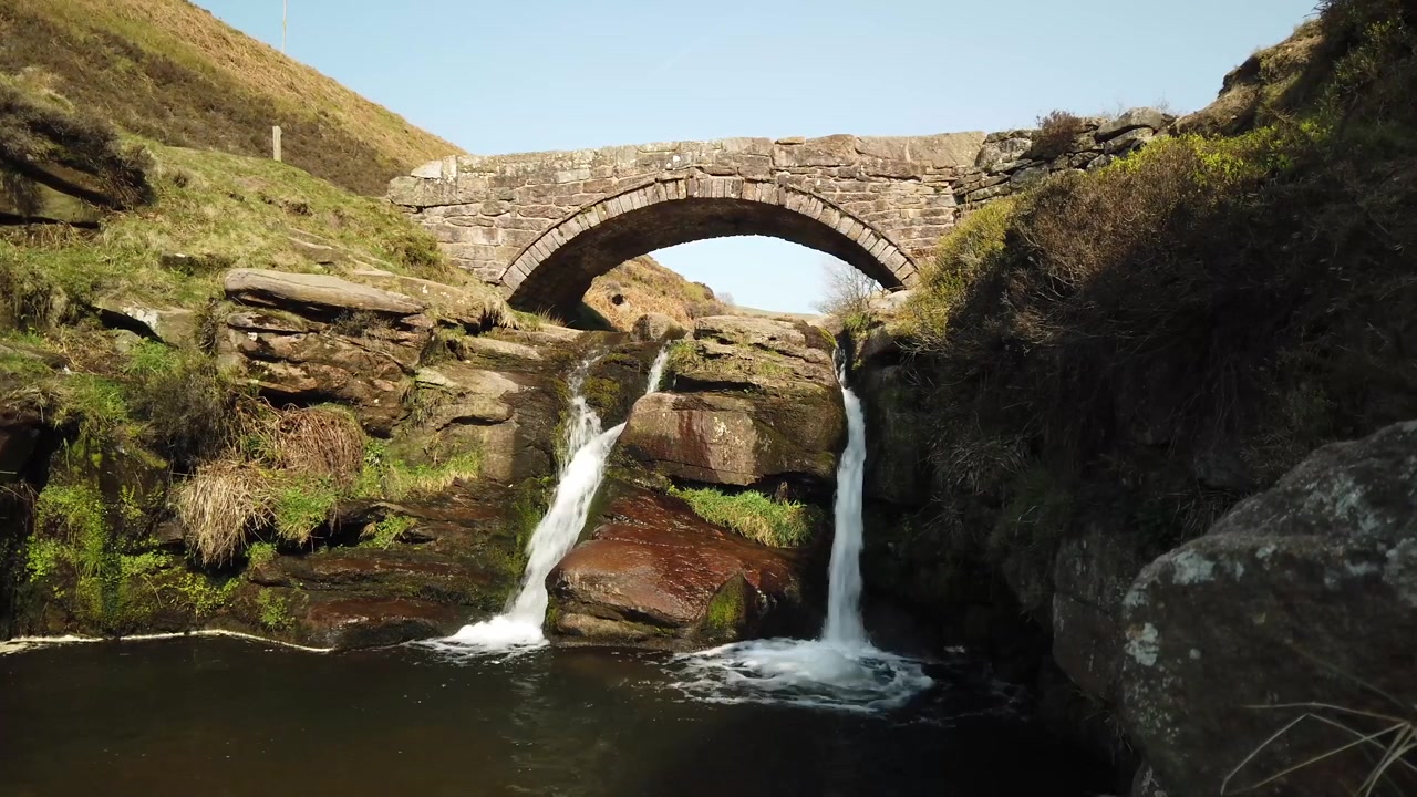 Fiume Dane e cascate a Three Shires Head, il punto di incontro delle contee di Cheshire, Derbyshire e Staffordshire, Parco Nazionale del Peak District, Regno Unito.