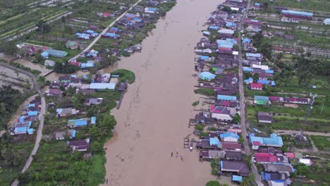 Reveal-shot-of-Sungai-Martapura-river-Banjarmasin-with-floating-market,-aerial