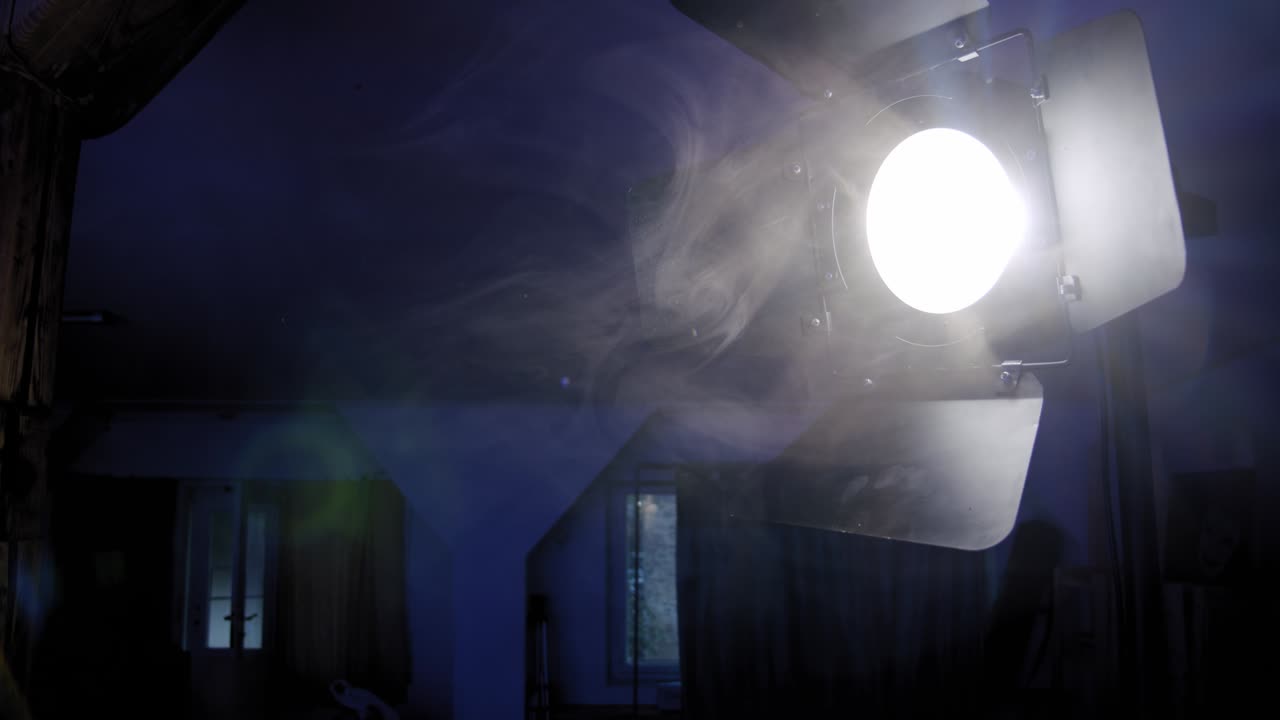 대각선 점 빛과 연기 구름 반이는 조명 램프 광선 효과 역동적인 다채로운 밝은 움직임 카메라 v2