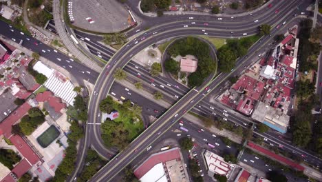 vista aérea de giro de una avenida transversal con un pequeño jardín en el medio, taxqueña, ciudad de méxico