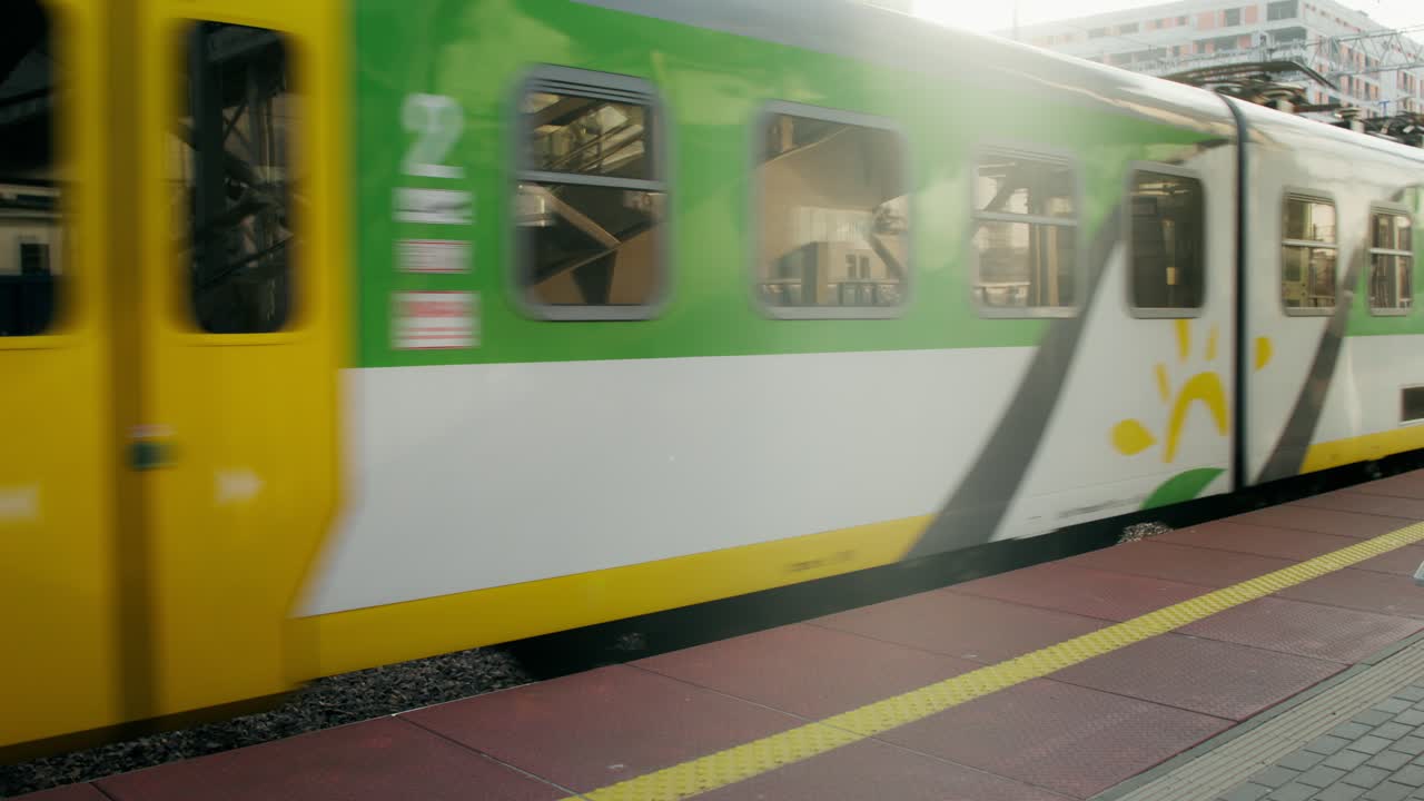 mujer caminando en la estación de tren con café y auriculares