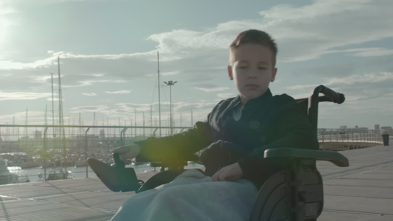 un niño discapacitado en silla de ruedas eléctrica quiere un poco de libertad.