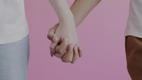 Una pareja de manos en la mano.