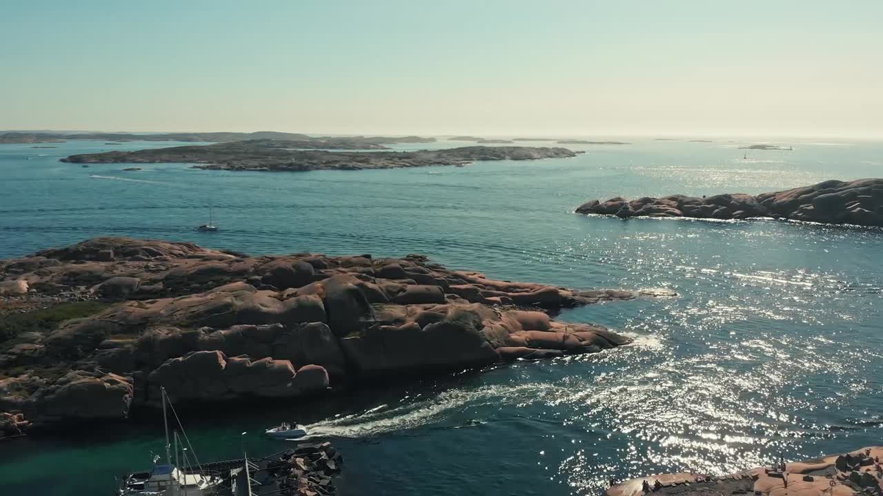 el maravilloso paisaje en pinnevik, lysekil suecia con aguas tranquilas azules y rocas - toma aérea
