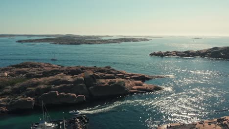 o cenário maravilhoso em pinnevik, lysekil suécia com águas calmas azuis e rochas - tiro aéreo