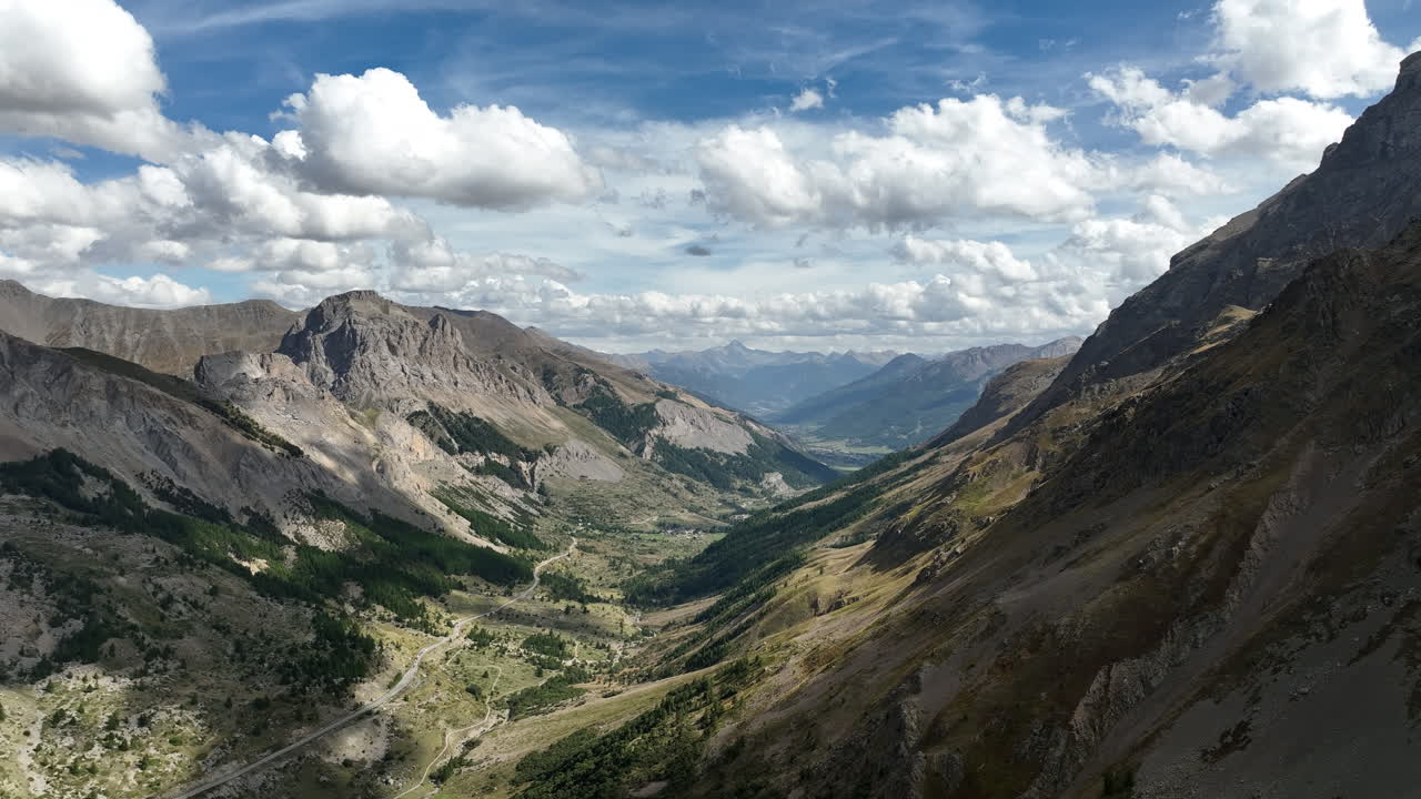 casas rurales en el medio de un valle día nublado alpes franceses