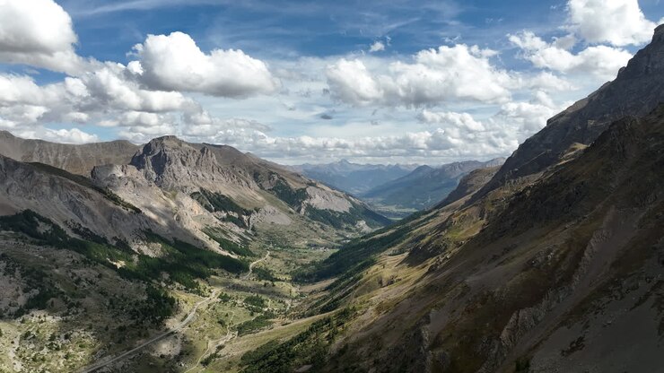 Casas rurales en medio de un valle, día nublado, Alpes franceses