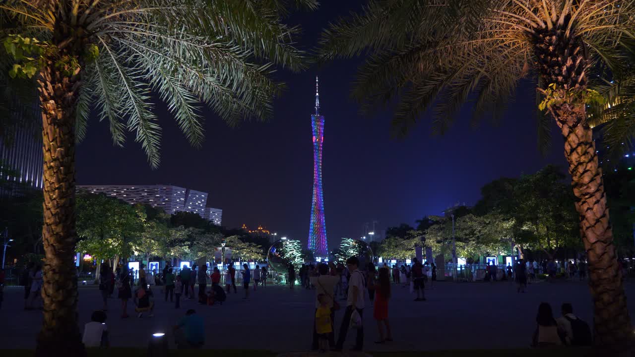 밤에는 광저우 시의 유명한 칸톤 타워가 비고, 광장 전체가 파노라마 4k로 가득 차 있다.