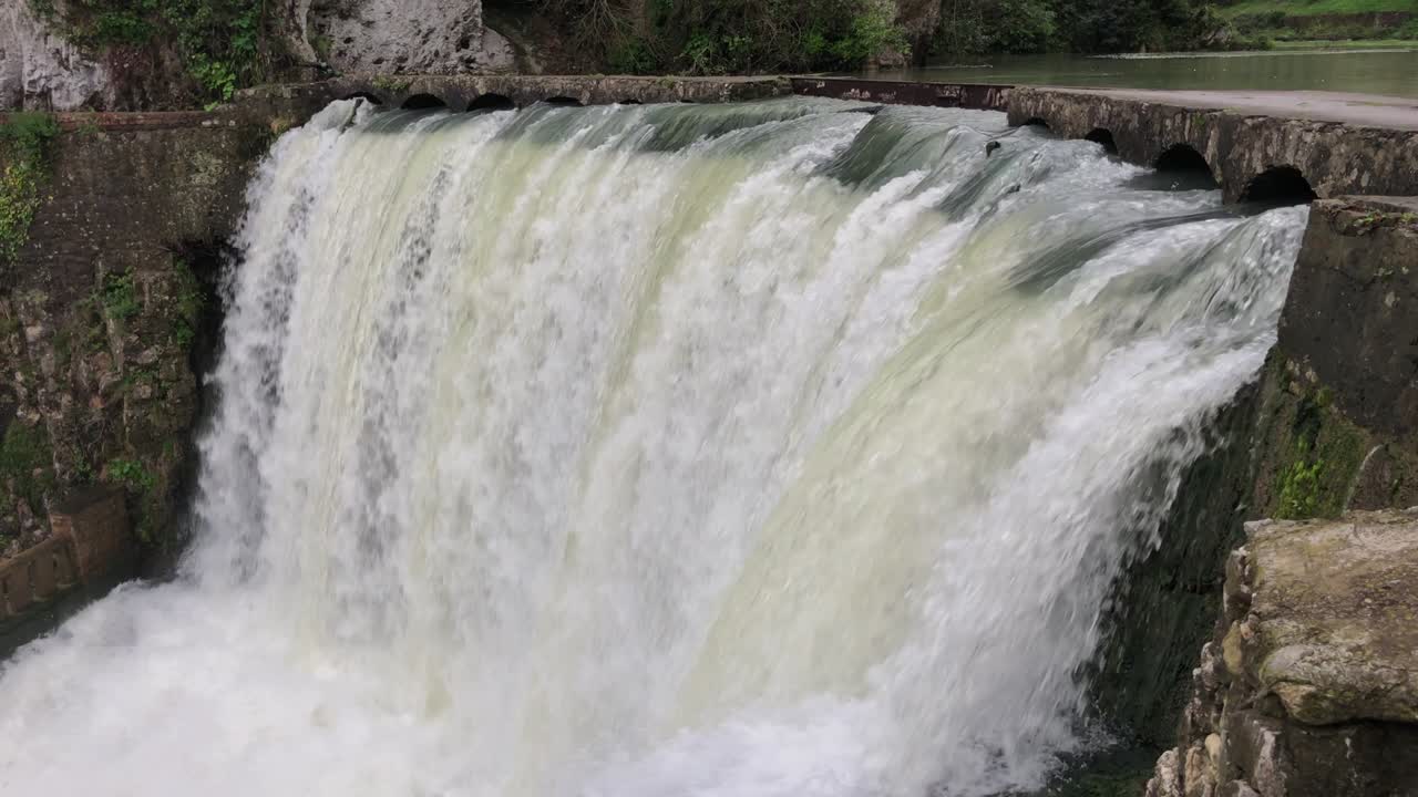 fotografía de cerca de la cascada, el agua cae rápidamente hacia abajo