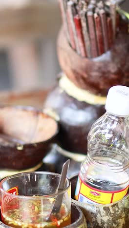 condimentos de cáscara de coco en un puesto de mercado