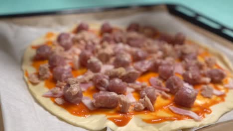 vierta el atún y otros ingredientes sobre la pizza