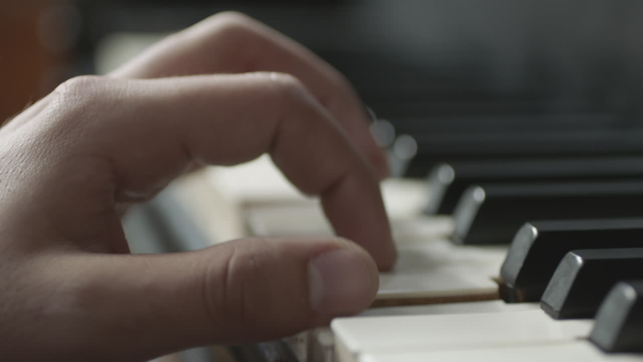 una mano izquierda está tocando el piano