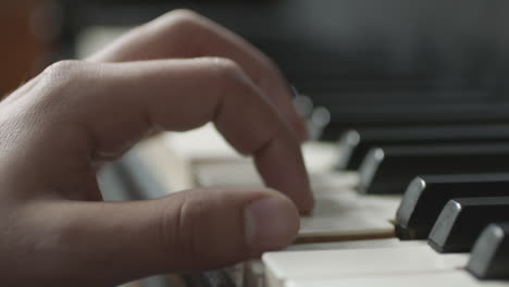 Una-Mano-Izquierda-Está-Tocando-El-Piano