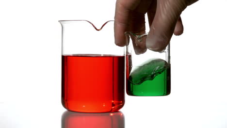 científico girando líquido verde en el vaso