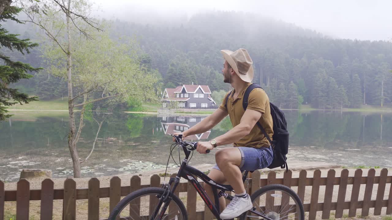 Ciclismo in zona naturale con lago