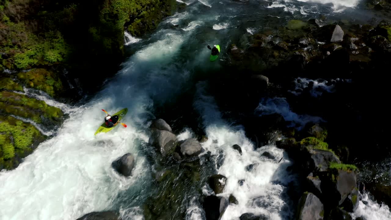 Vista aerea di un kayaker da acque bianche che affronta rapide di classe IV nella sezione Mill Creek del fiume Rogue nell'Oregon meridionale.