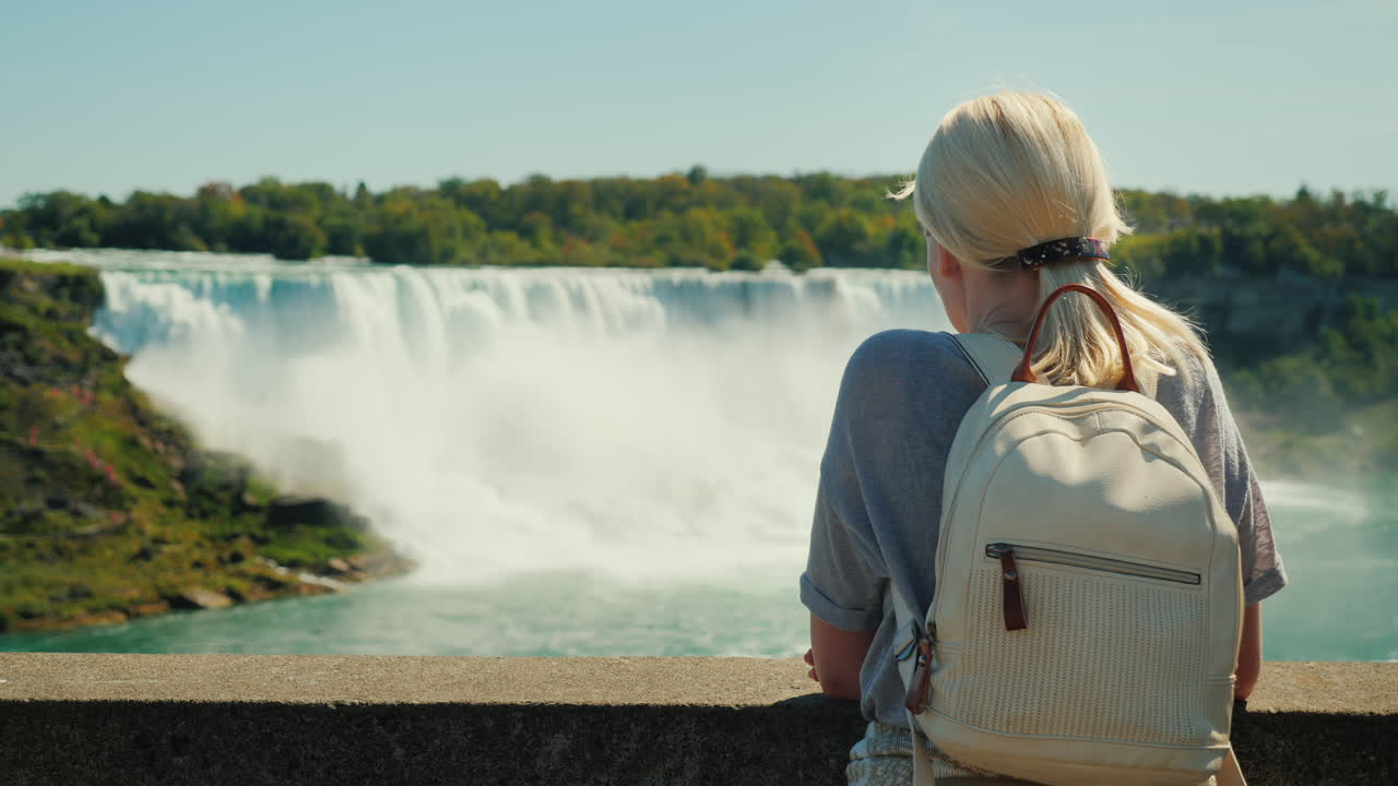 Nainen ihastelee Niagaran putouksia