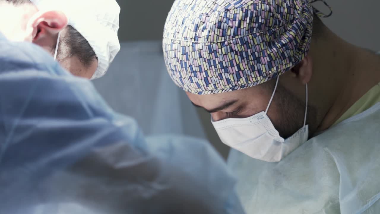 cirujanos en la sala de operaciones