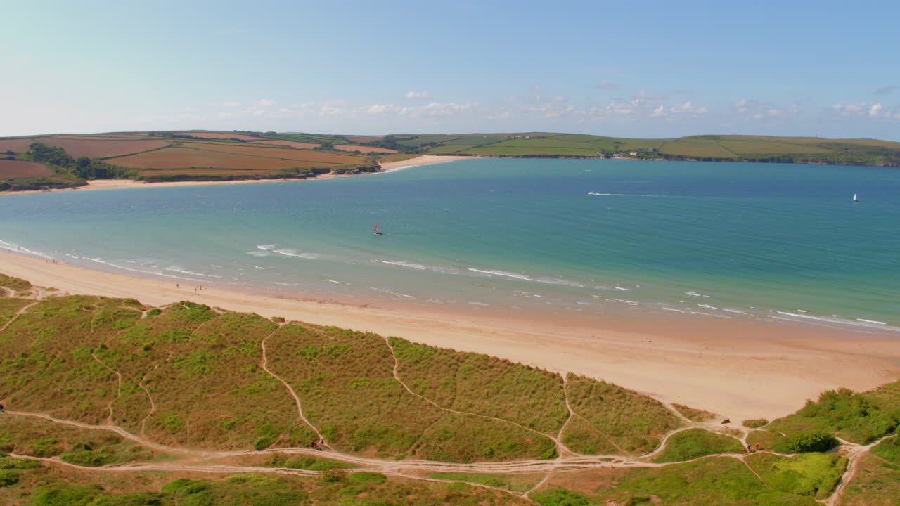 Cornwall, İngiltere'deki Rock ve Padstow yakınlarında Daymer Koyu ve Rock Plajı'nın kuşbakışı görünümü