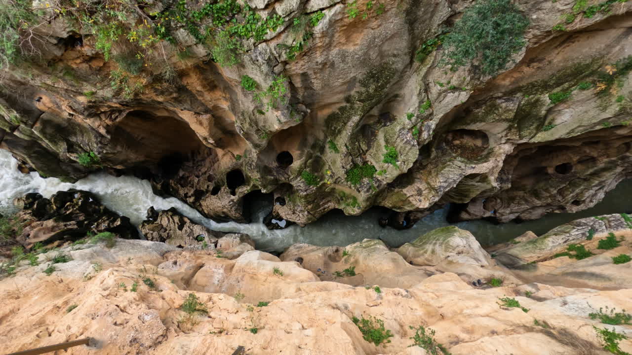 toma 4k de un río de montaña entre acantilados en el caminito del rey en gorge chorro, provincia de málaga, españa