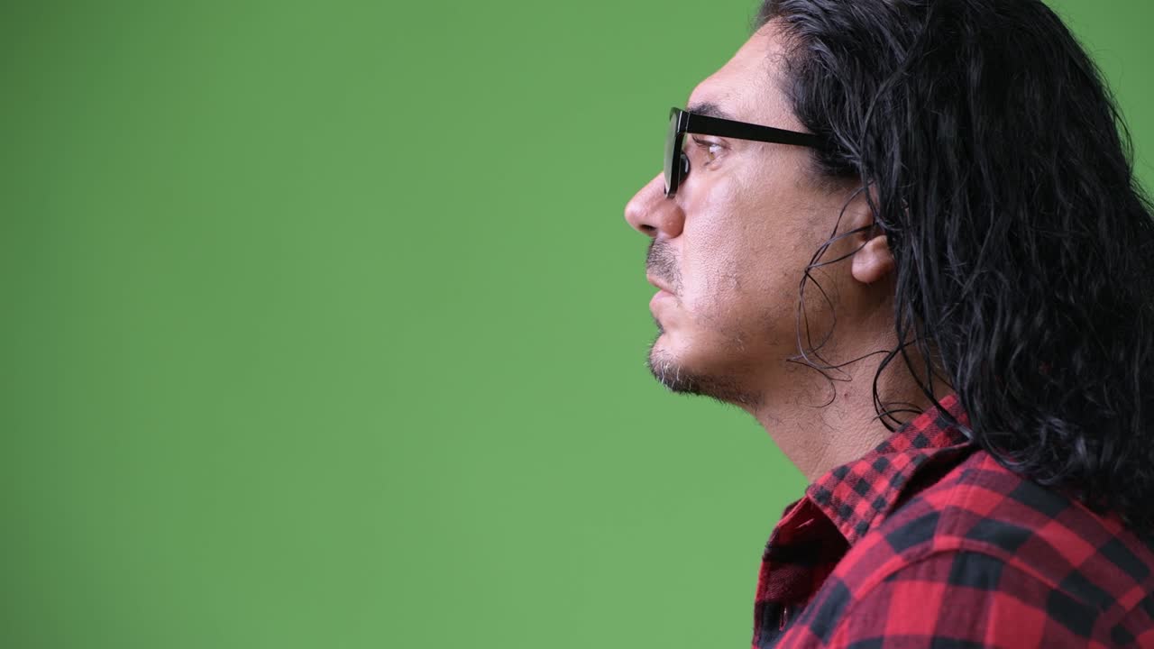 vista de perfil del apuesto hombre hipster