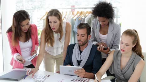 Equipo-De-Diseño-De-Moda-Ocupado-Trabajando-Juntos-En-La-Mesa.