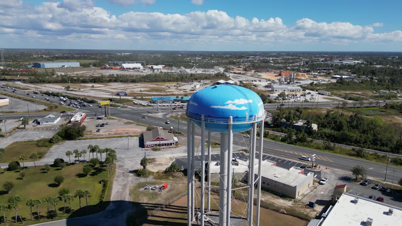 torre de agua con patas en la ciudad de panamá, florida, rodeada por drones, velocidad 4x
