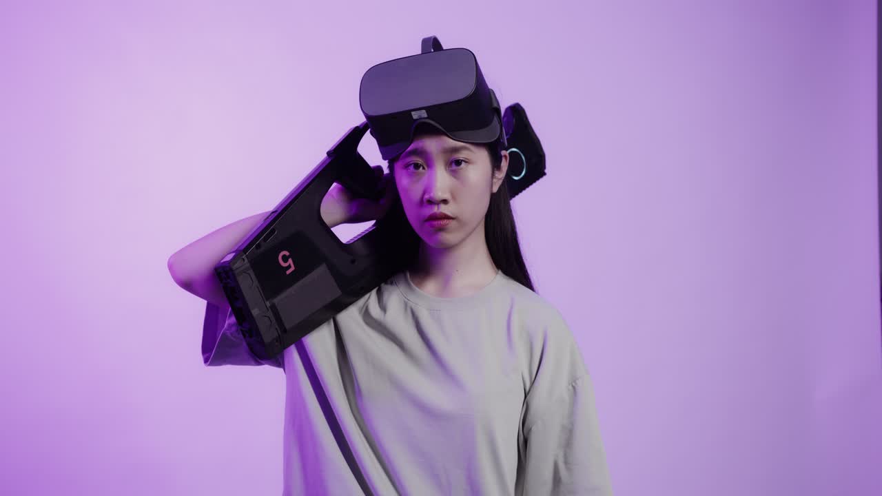 una mujer joven con auriculares vr y un controlador vr.