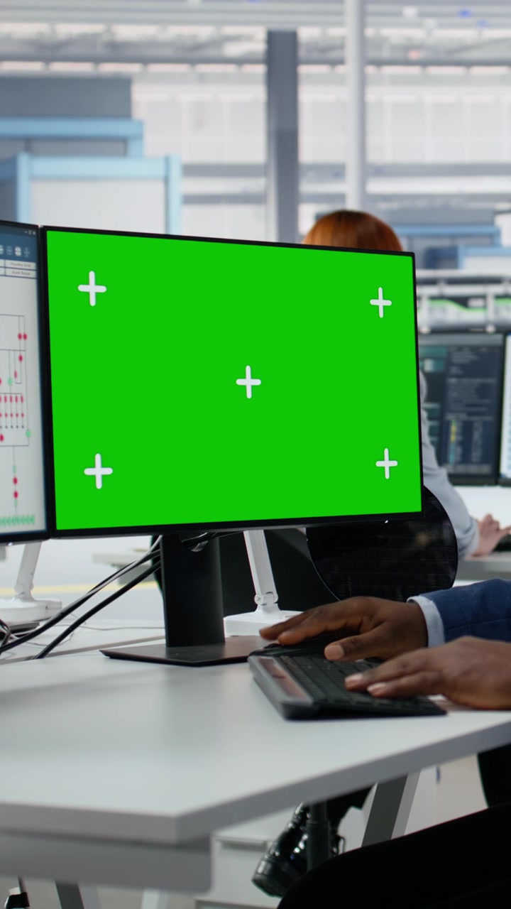 Vertikal video: Green screen PC, analyserer printpladearkitektur og mand på en halvlederfabrik