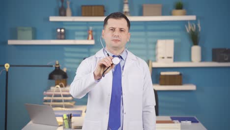 un médico examinando a su paciente imaginario mirando a la cámara con un estetoscopio.