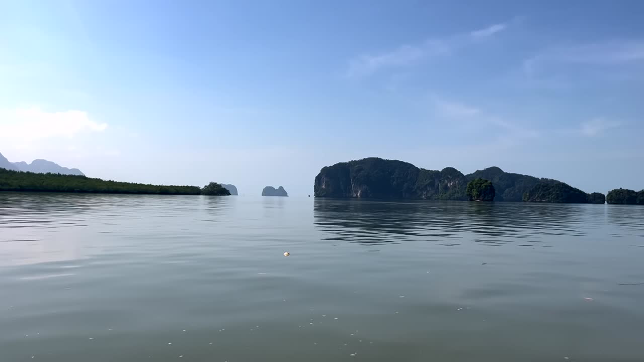 태국 만 해역 에 있는 바위성 석회암 섬 들, 움직이는 선박 에서 보는 모습