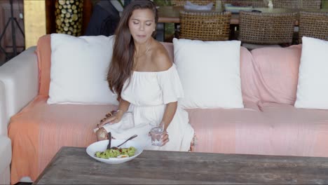 Mujer-Bonita-Almorzando-Y-Bebiendo-Agua.