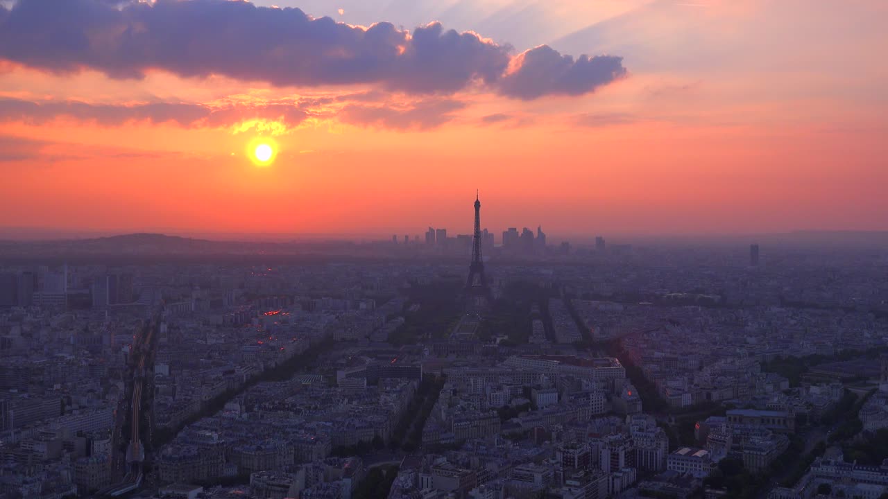 석양의 에펠탑과 파리의 높은 각도