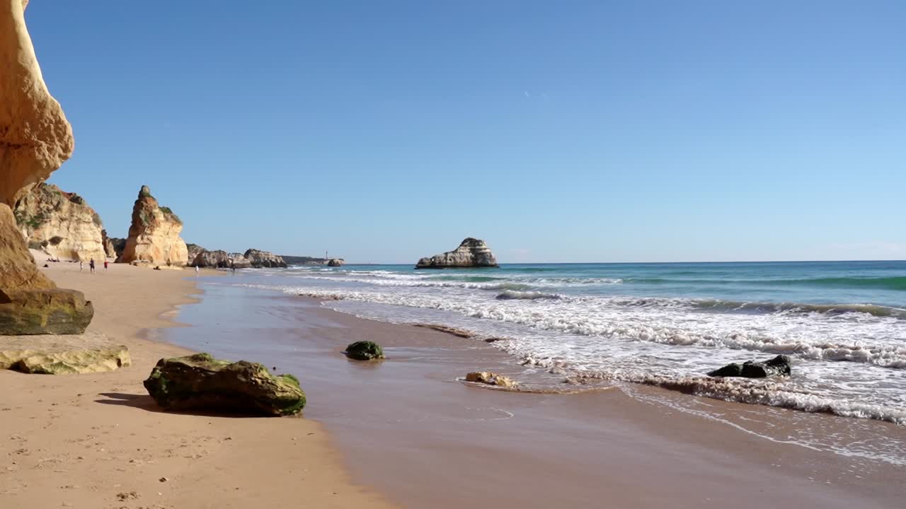 hermosa playa en portimao, algarve, la costa atlántica del sur de portugal