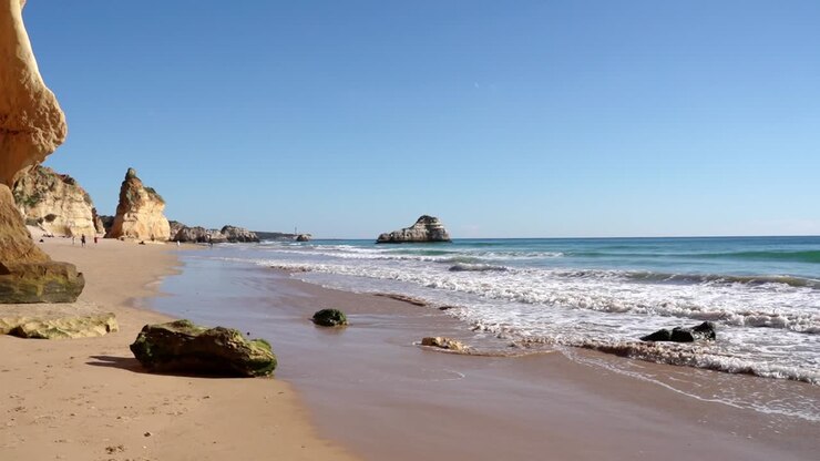Bela Praia em Portimão, Algarve, Costa Atlântica do Sul de Portugal