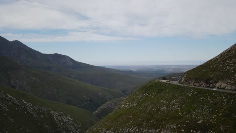 Desde-Los-Escarpados-Picos-De-Las-Montañas-Hasta-La-Vasta-Extensión-Del-Mar,-Un-Dron-Realiza-Una-Transición-Sin-Esfuerzo,-Capturando-El-Impresionante-Viaje-De-Los-Contrastantes-Terrenos-De-La-Naturaleza-En-Un-Vuelo-Fluido.