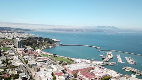 vista panorámica aérea del muelle de pescadores con el puente golden gate en segundo plano.