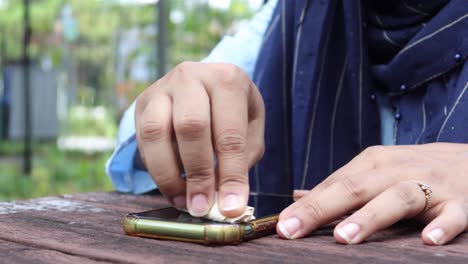 hombre limpiando las manos pantalla de teléfono móvil