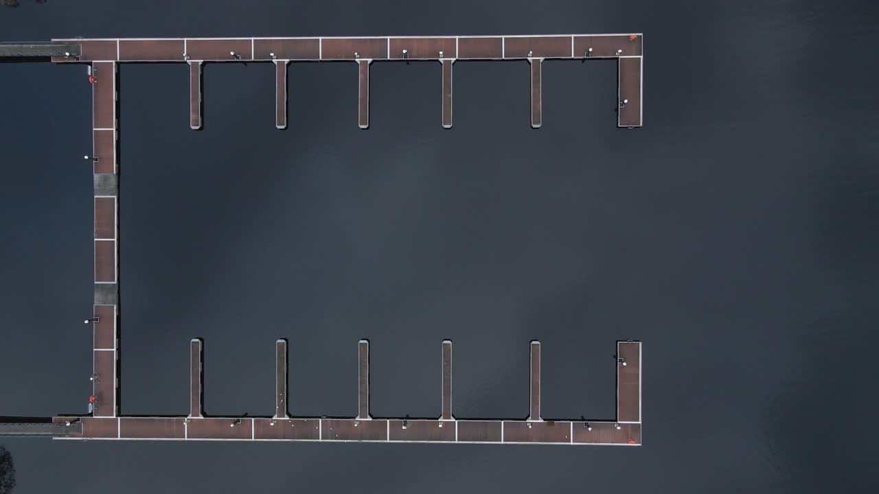 vista aérea del muelle vacío en lough key en roscommon, irlanda