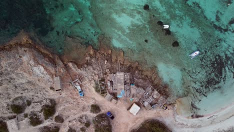 Bote-De-Goma-En-La-Playa-Rústica