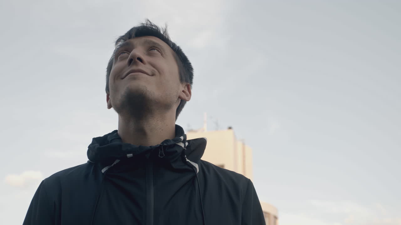 도시 에서 하늘 을 바라보는 사람