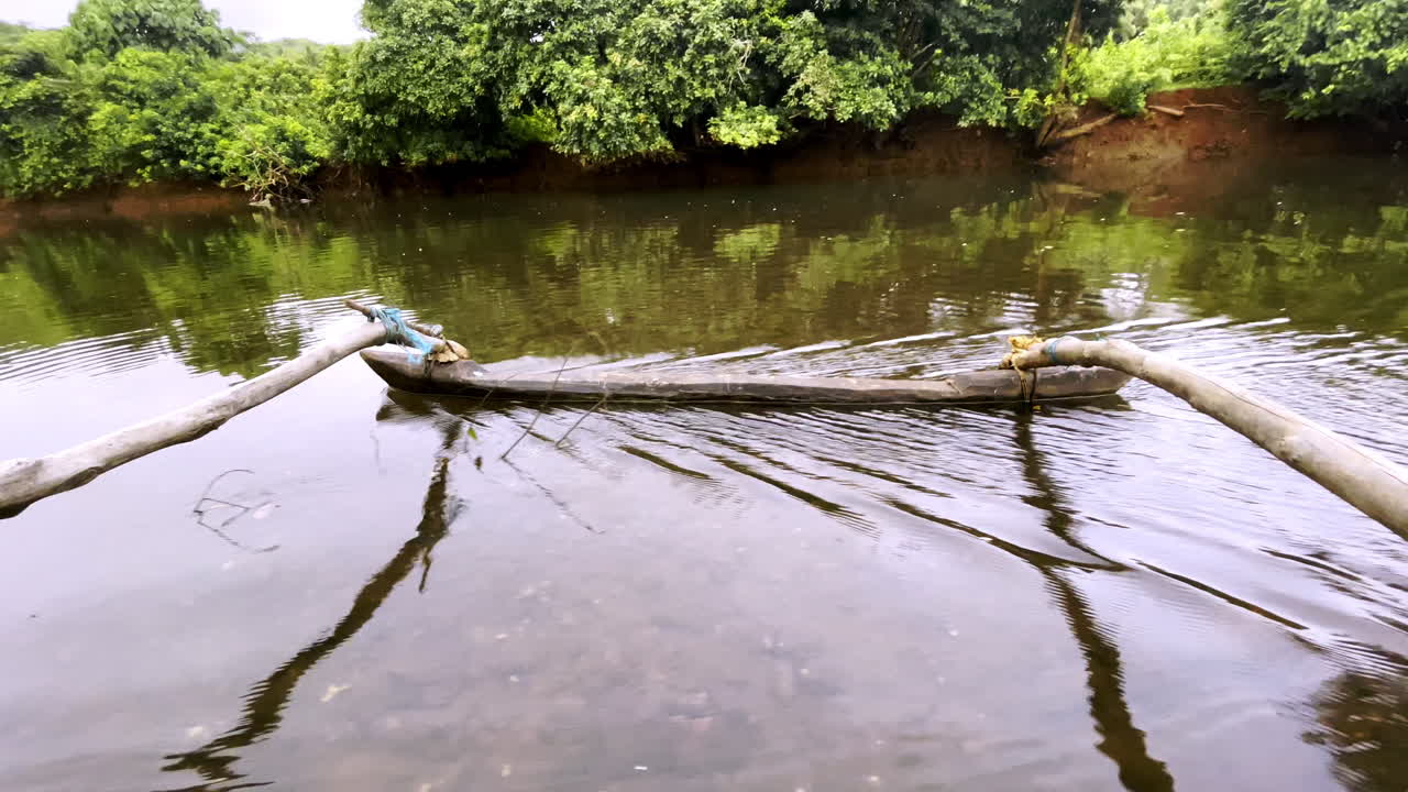 barco de pesca tradicional con remos en aguas claras del río saleri goa india 4k