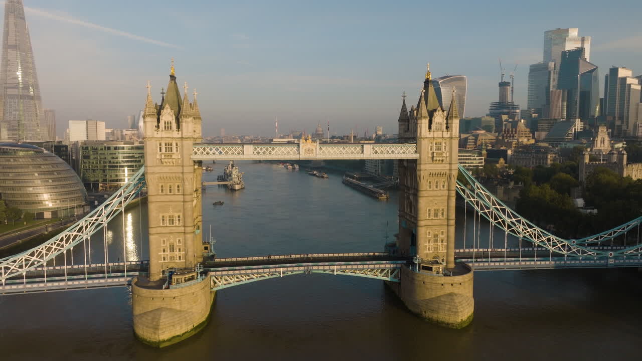 Tower Bridge y el horizonte de Londres: Vista aérea.