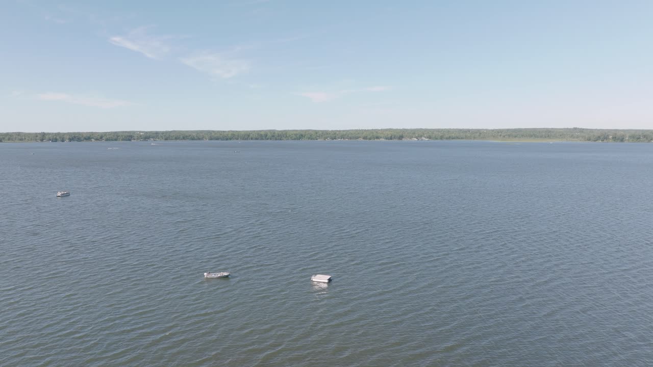 imágenes de drones capturando las vastas aguas y los alrededores exuberantes de big round lake, wisconsin.