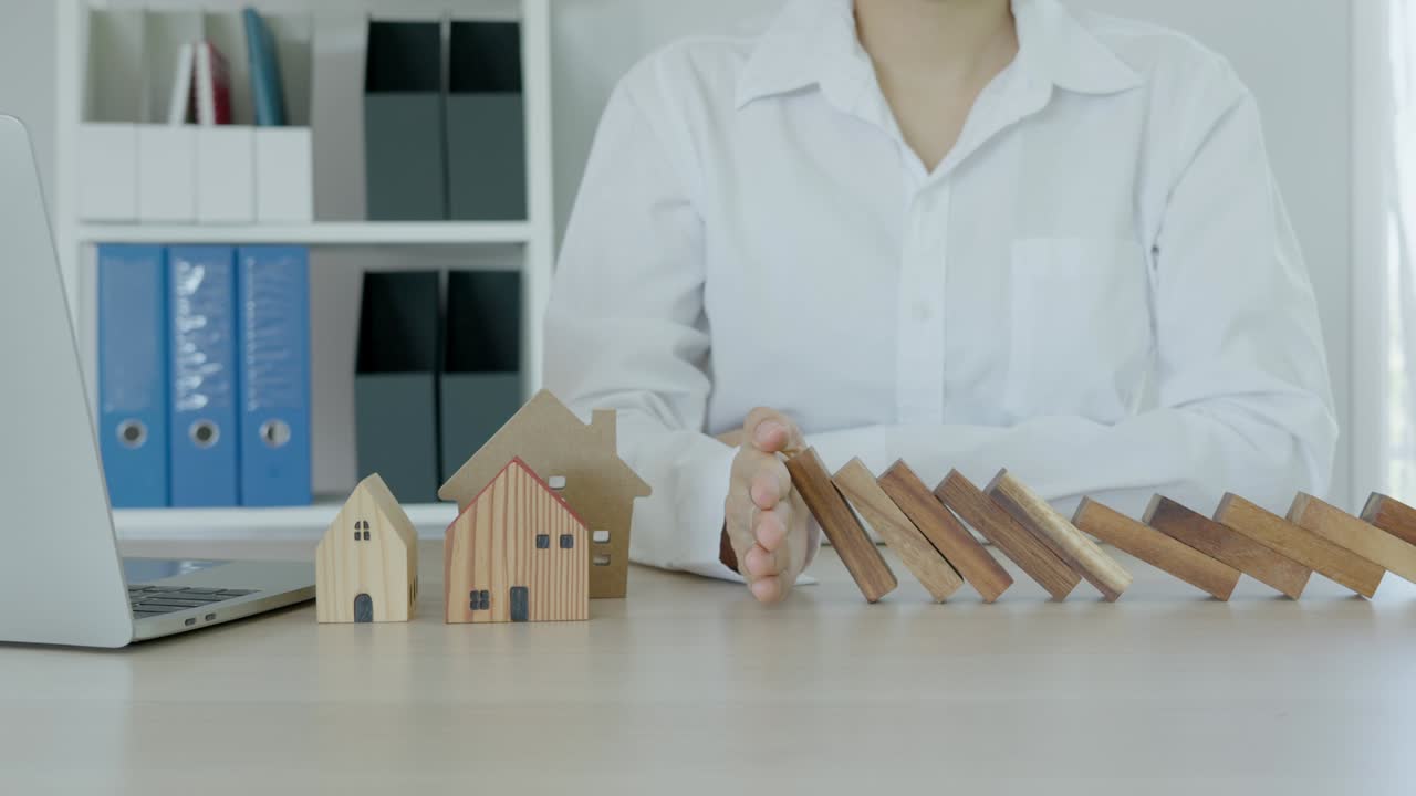 comprar un seguro de hogar es evaluar los riesgos y prevenirlos de accidentes. concepto de seguro.