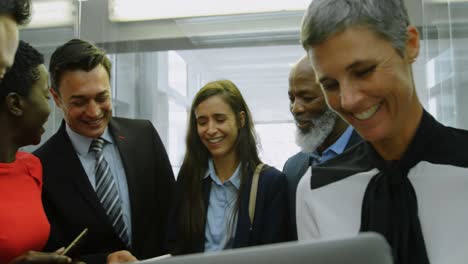 grupo de personas de negocios hablando en el ascensor en la oficina 4k