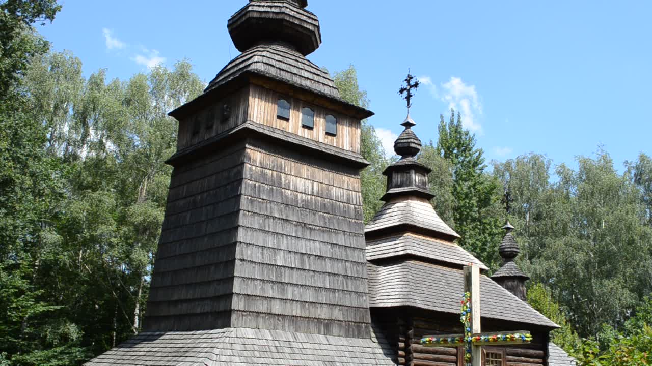 Dřevěný kostel. Starý dřevěný pravoslavný kostel přesunutý z nedaleké vesnice a znovu instalovaný v muzeu lidové architektury „Ševčenkův háj“. Lvov, Ukrajina.